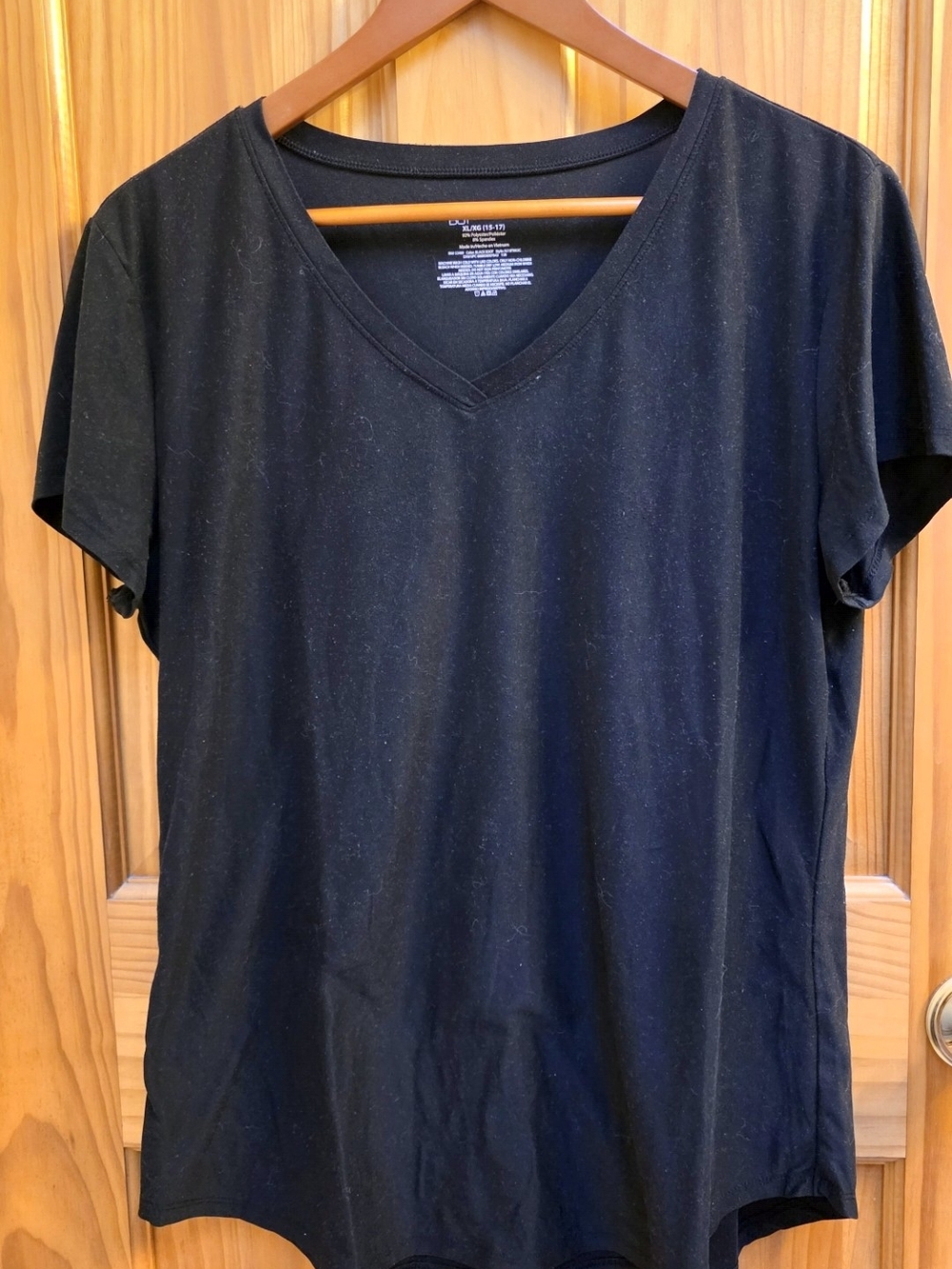 No Boundaries Black V-Neck Short Sleeve Tee